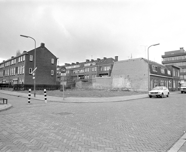 880579 Gezicht op het braakliggende terrein op de hoek van de Engelen van Pijlsweerstraat (links) en de Oude ...